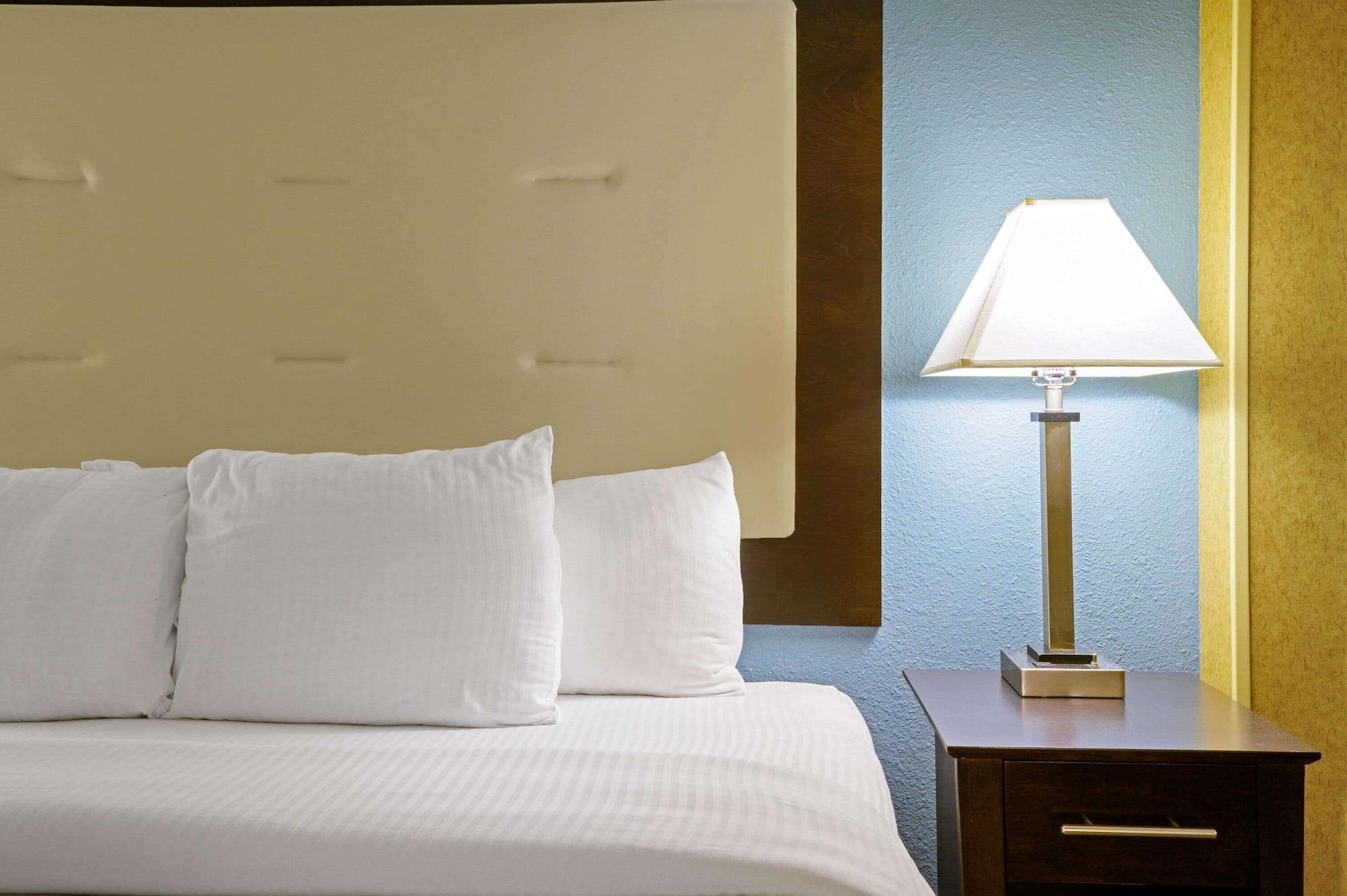 La Quinta Inn By Wyndham Columbia Se Fort Jackson Exterior foto
